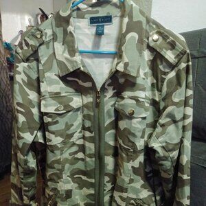 GREEN CAMOFLAGE WOMEN'S ZIP UP LONG SLEEVE SHACKET/JACKET SIZE XL w/ pockets